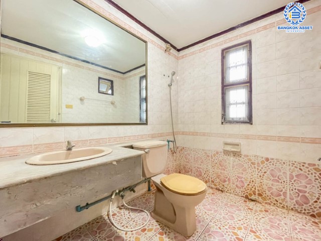 *****ทาวน์เฮ้าส์มือสองย่านนนทบุรี ม.ลุมพินี บางบัวทอง หลังมุม! เนื้อที่เยอะถึง 33.5 ตร.ว. ฟังก์ชัน 2 ห้องนอน 2 ห้องน้ำ 1 ที่จอดรถ แถมฟรี! 1 เครื่องปรับอากาศ บนทำเลเดินทางสะดวก เพียง 7 นาทีก็ถึงรถไฟฟ้าสายสีม่วง "สถานีคลองบางไผ่" ใกล้เซ็นทรัลเวสต์เกต ทางด่วน "ศรีรัช"